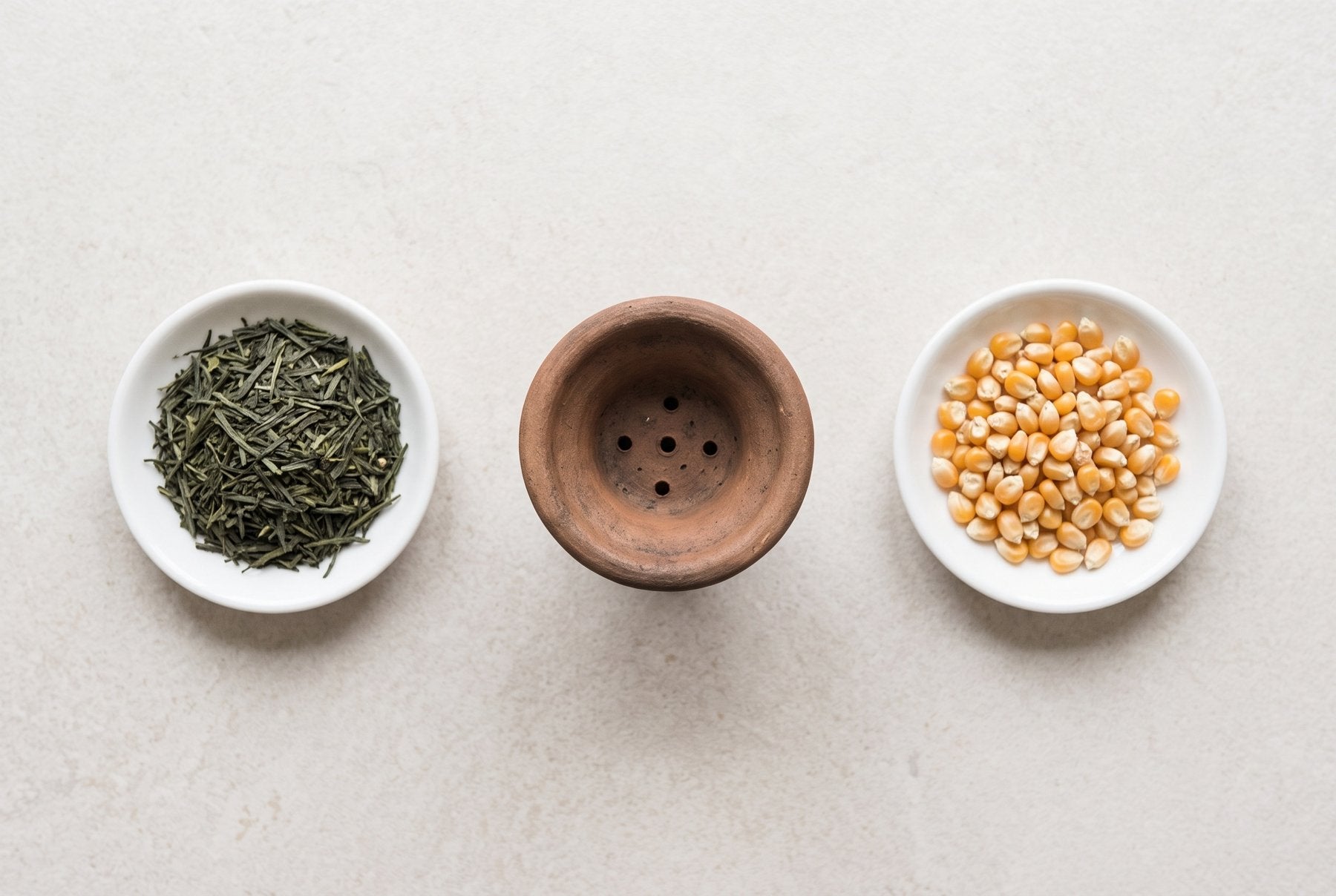 ボウルに詰める前の、緑茶の茶葉と乾いたトウモロコシの粒を小皿に分けて並べたところ