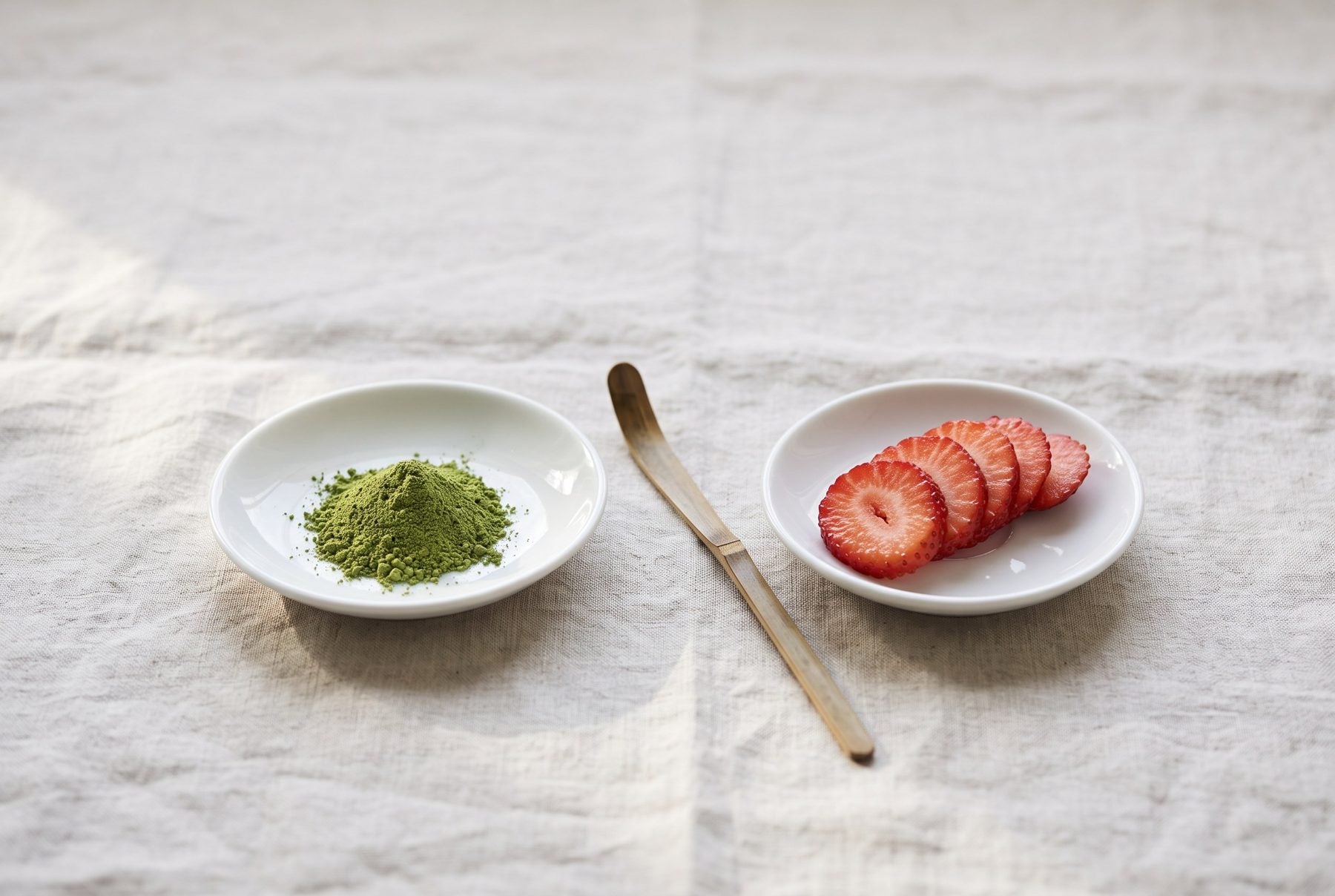 乾いた抹茶の粉と、薄く切ったイチゴを小皿に分けて並べたところ